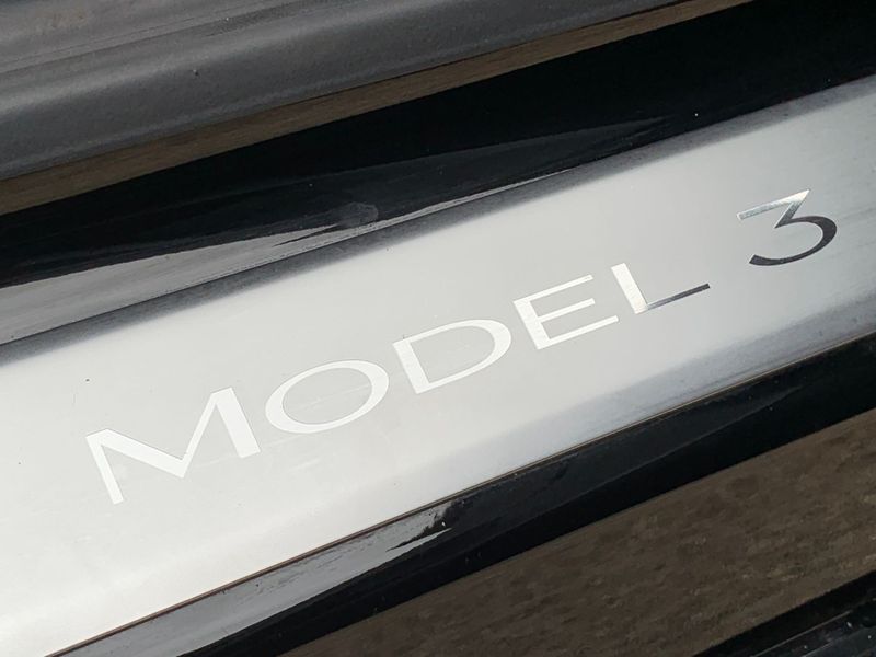 TESLA MODEL 3 Standard Range Plus 2020